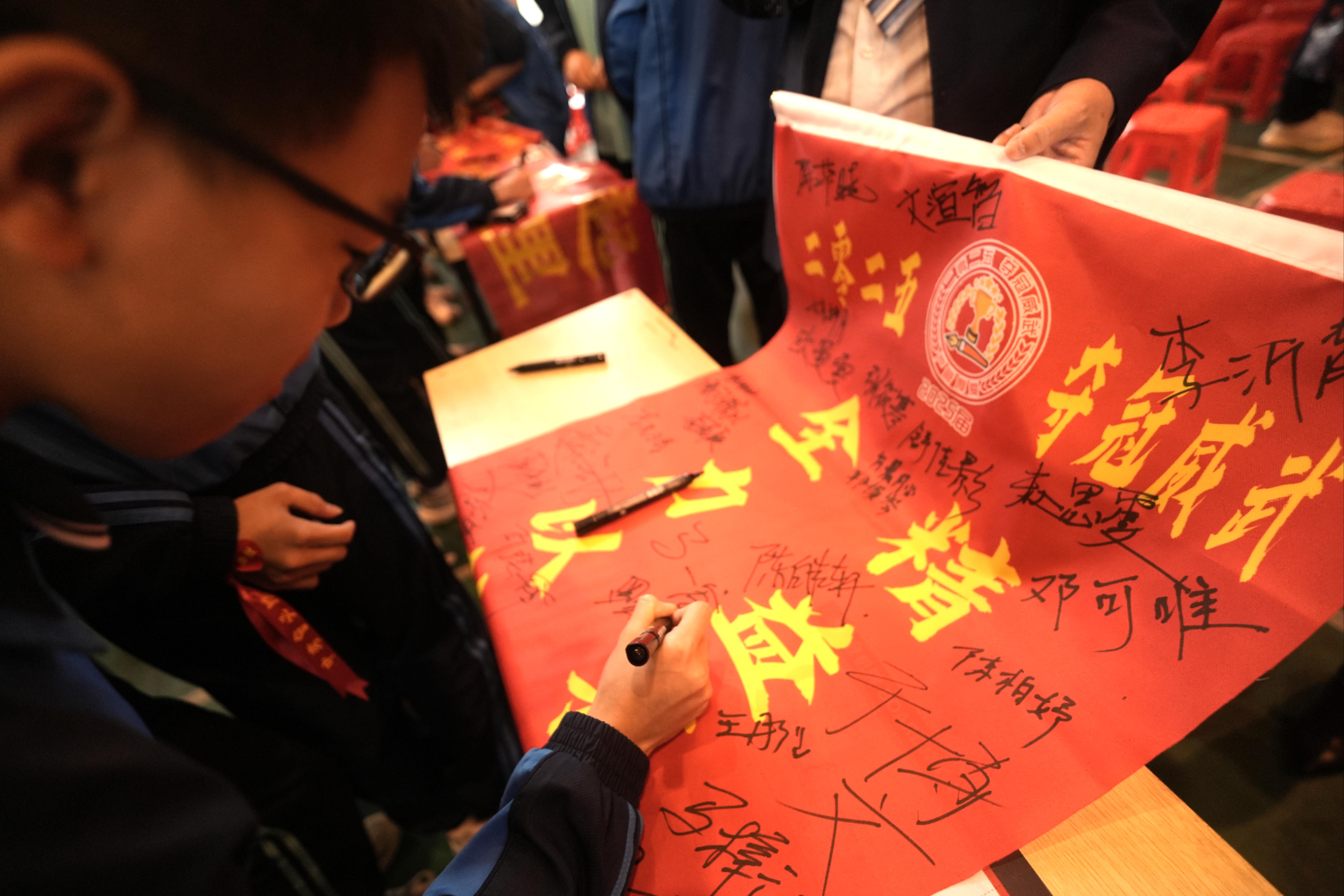无畏对手，球队全力以赴夺得比赛的胜利的简单介绍
