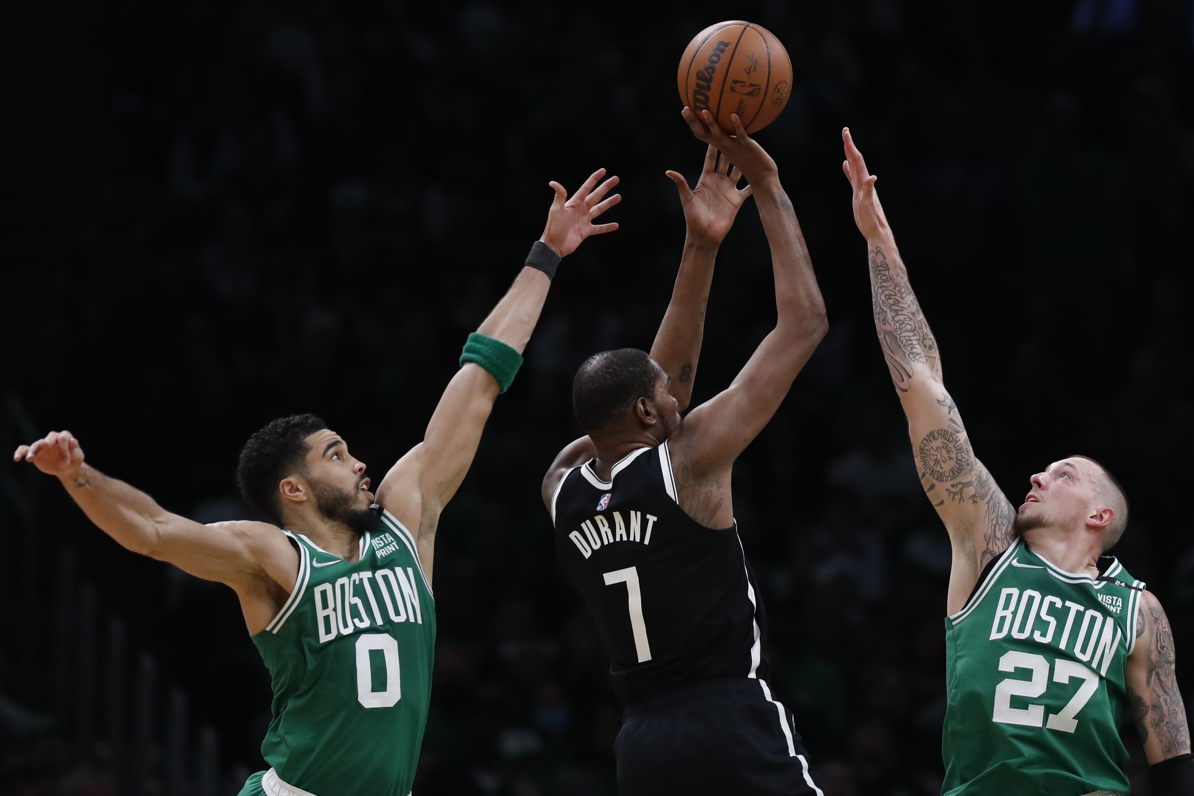 篮网客场惊险胜出,杜兰特表现抢眼 篮网客场惊险胜出,杜兰特表现抢眼