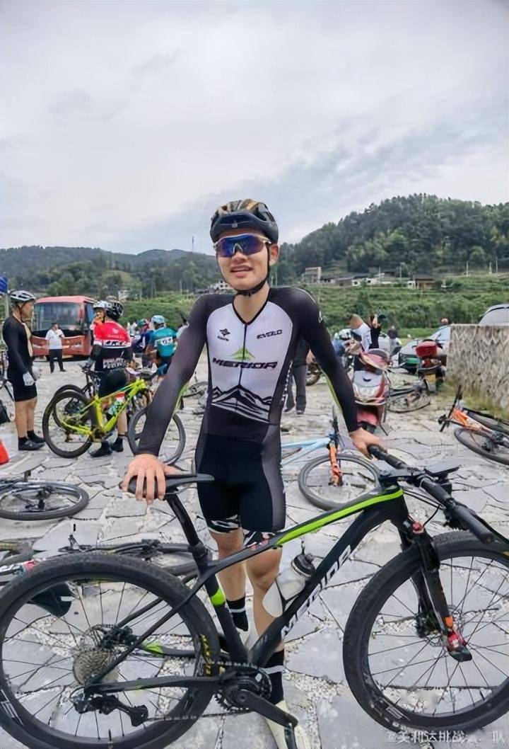 卢森堡自行车选手登上领奖台 卢森堡自行车选手登上领奖台