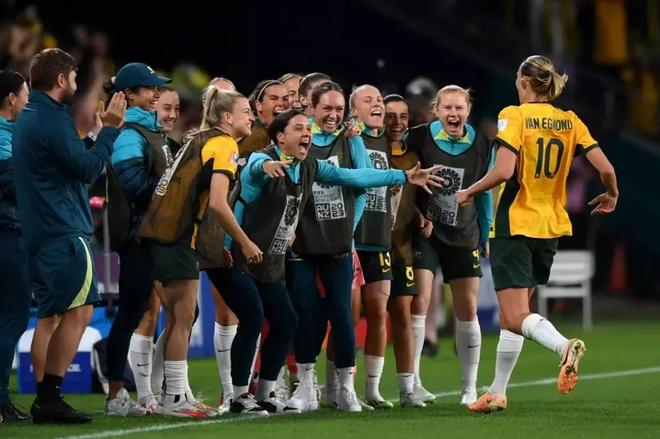 爱游戏官网-包含澳大利亚女足队不敌欧洲劲旅，遗憾无缘女子足球杯赛半决赛的词条